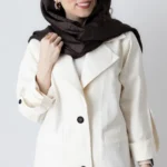 کت لینن در حالت دکمه بسته