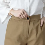 شلوار دارای دکمه و زیپ هست