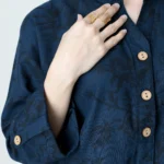 یقه و نیمه دکمه