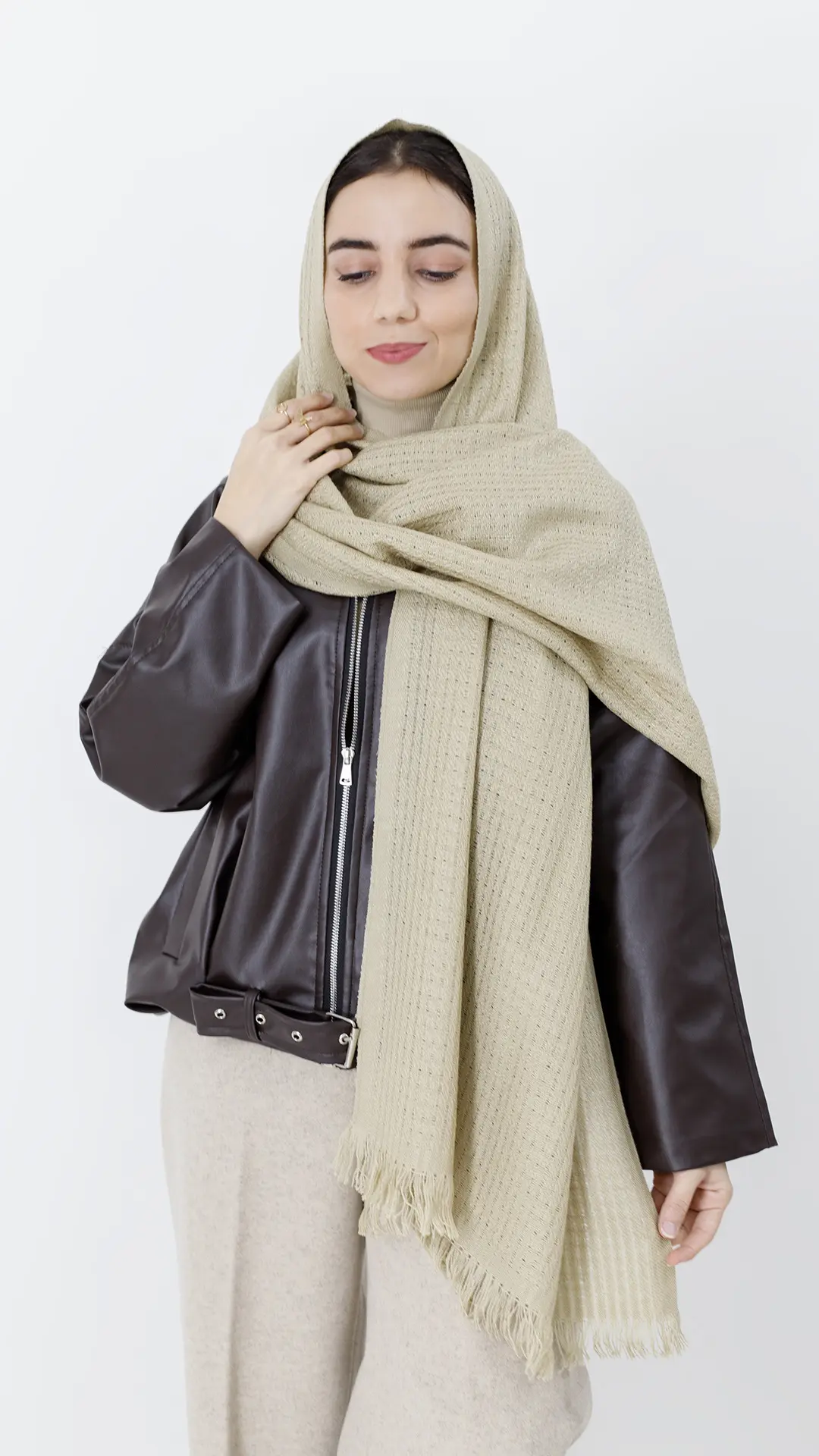 شال بافت پاییزه رنگ کرمی شال بافت پاییزه رنگ کرمی