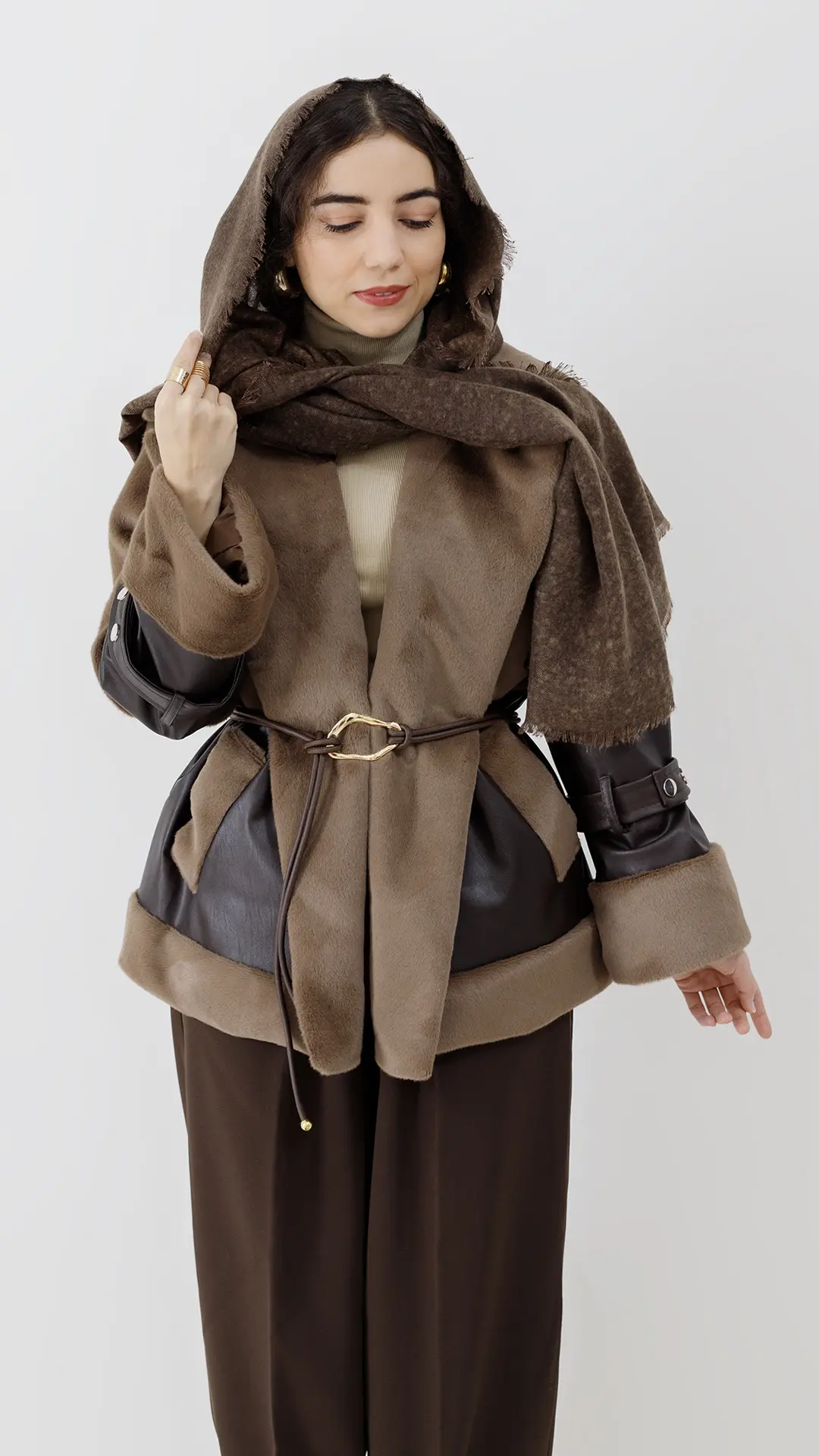 کت ترکیب چرم و پوست رنگ نسکافه ای کت ترکیب چرم و پوست رنگ نسکافه ای