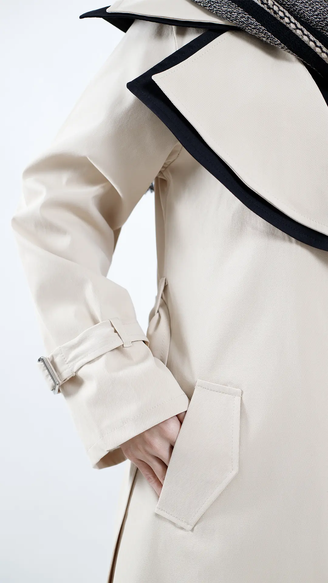 بارانی دو یقه بلند آستردار رنگ کرمی بارانی دو یقه بلند آستردار رنگ کرمی