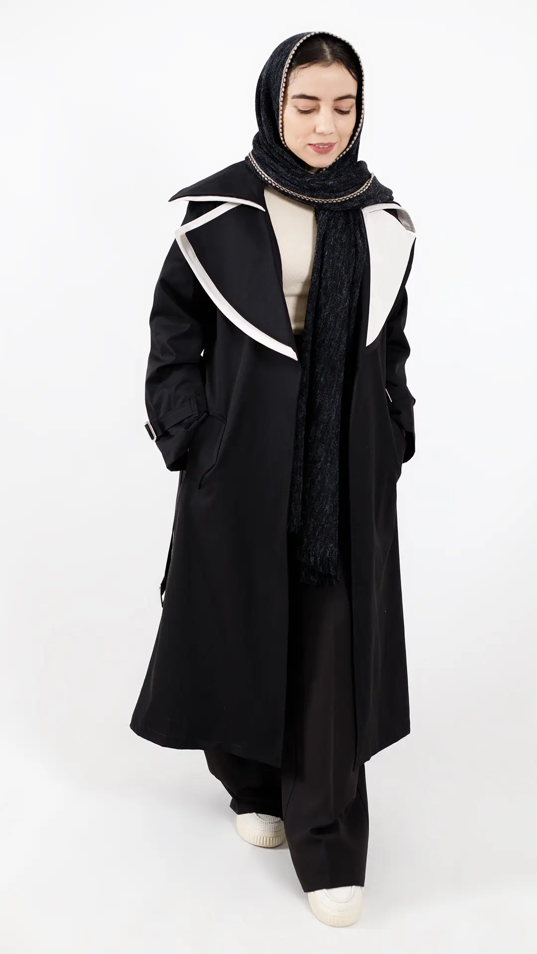 بارانی دو یقه بلند آستردار رنگ مشکی بارانی دو یقه بلند آستردار رنگ مشکی