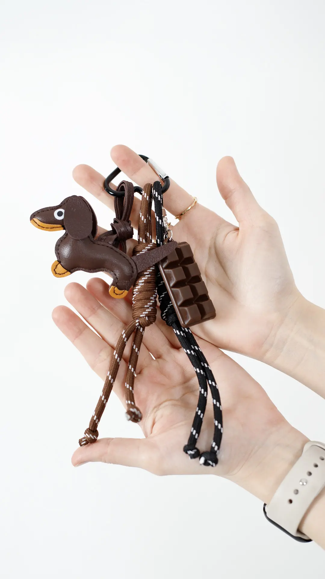 چارم بگ سگ و شکلات چرم قهوه ای چارم بگ سگ و شکلات چرم قهوه ای