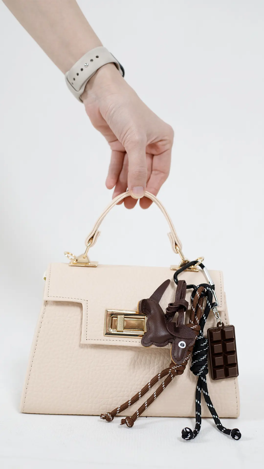 چارم بگ سگ و شکلات چرم قهوه ای چارم بگ سگ و شکلات چرم قهوه ای