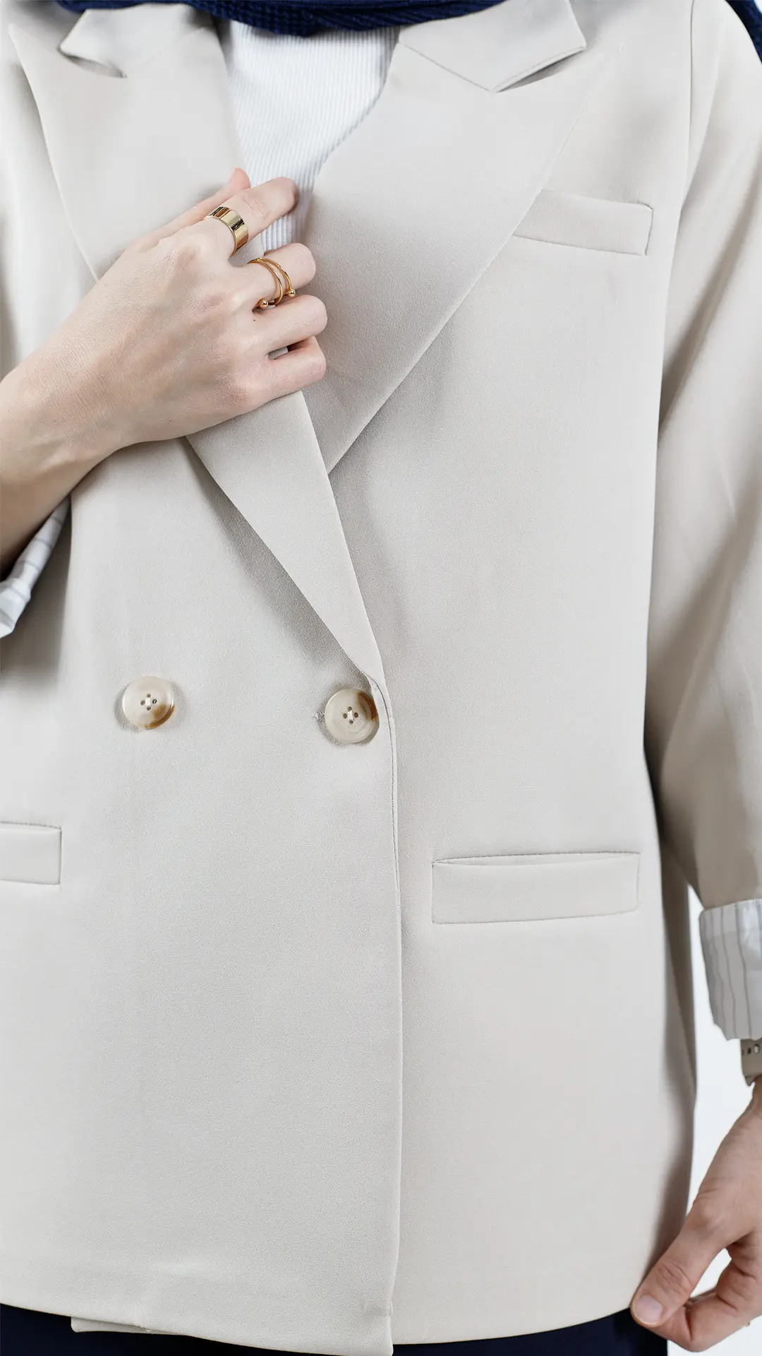 کت دو دکمه آستین راه راه رنگ کرمی کت دو دکمه آستین راه راه رنگ کرمی