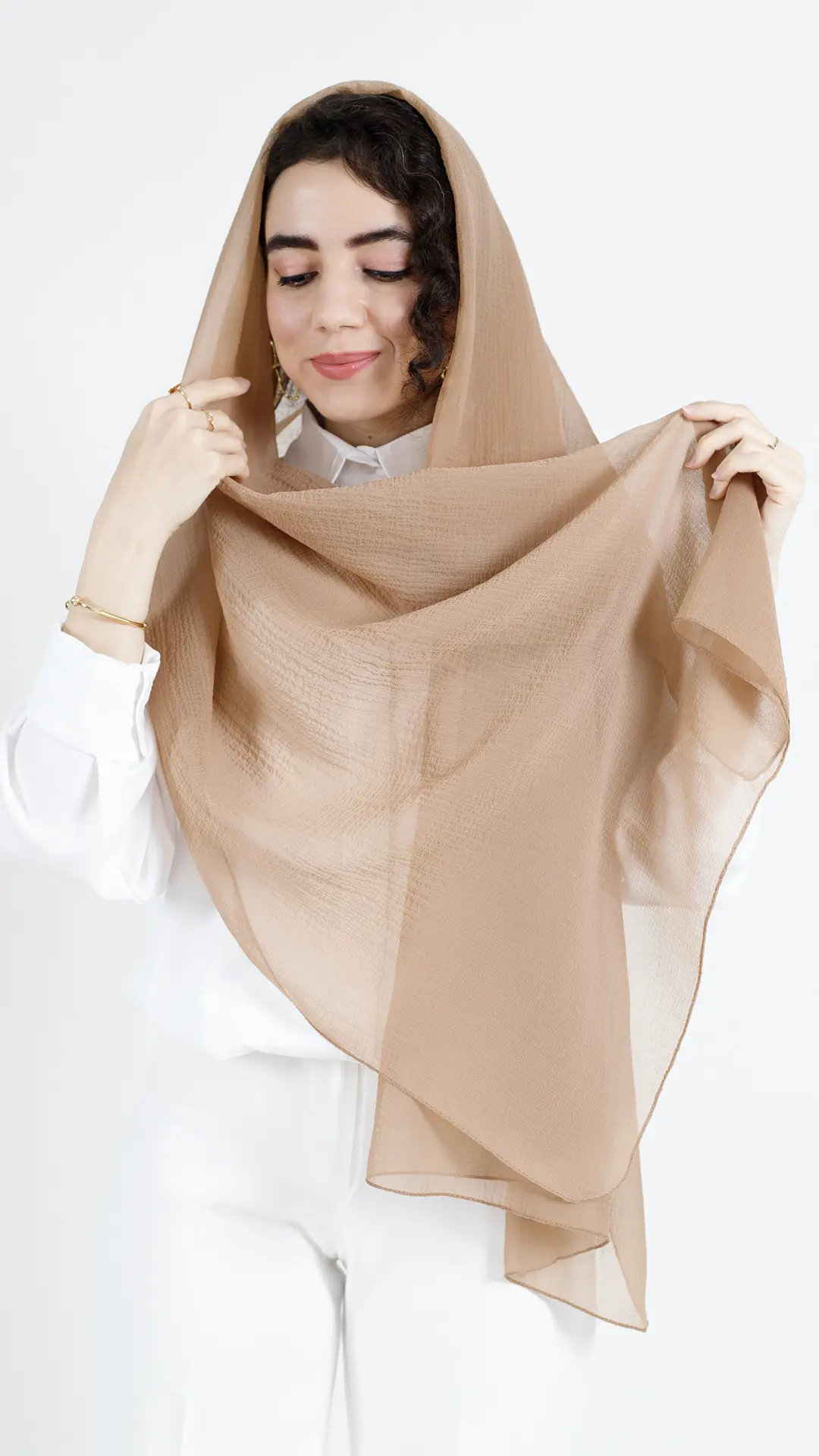 شال حریر شیشه ای رنگ کرم شال حریر شیشه ای رنگ کرم