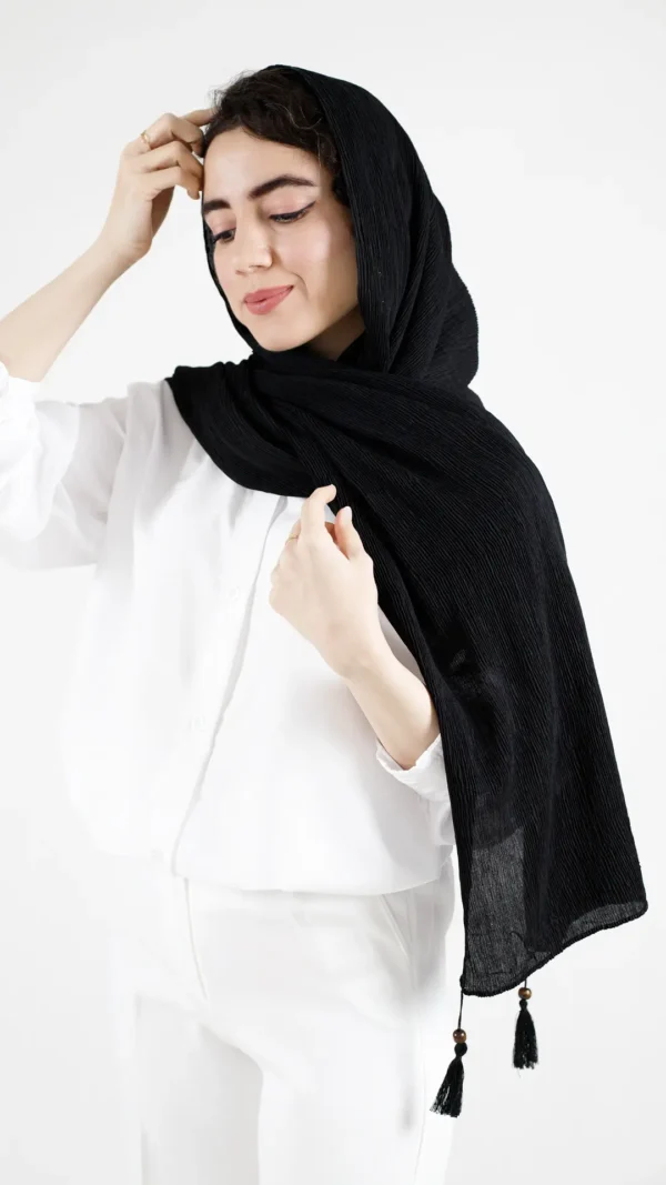 شال پلیسه ای مشکی منگوله دار
