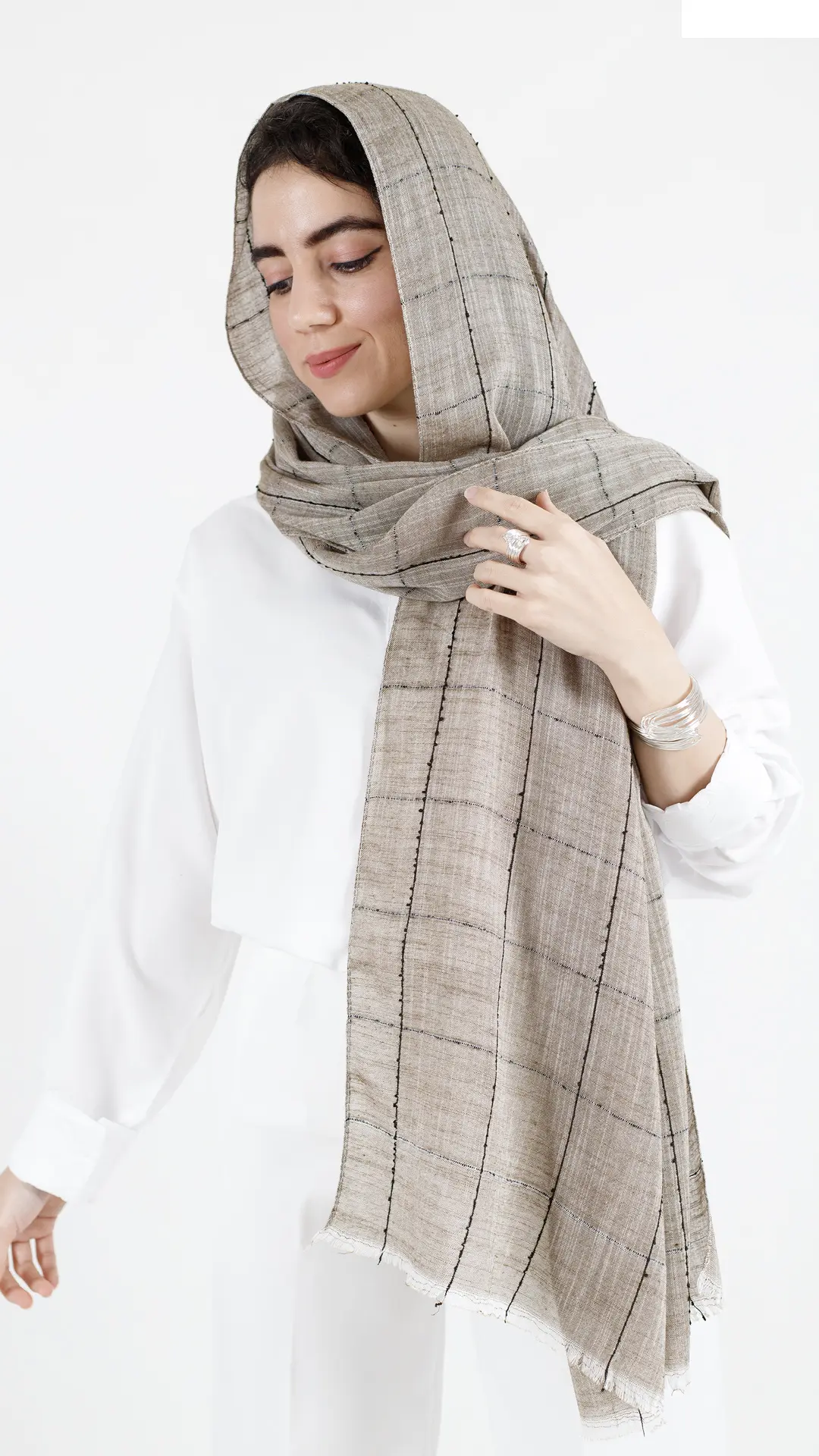 شال لینن چهار خونه رنگ نسکافه ای شال لینن چهار خونه رنگ نسکافه ای