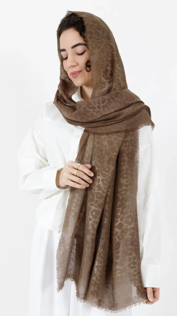 شال حصیری پلنگی رنگ قهوه ای