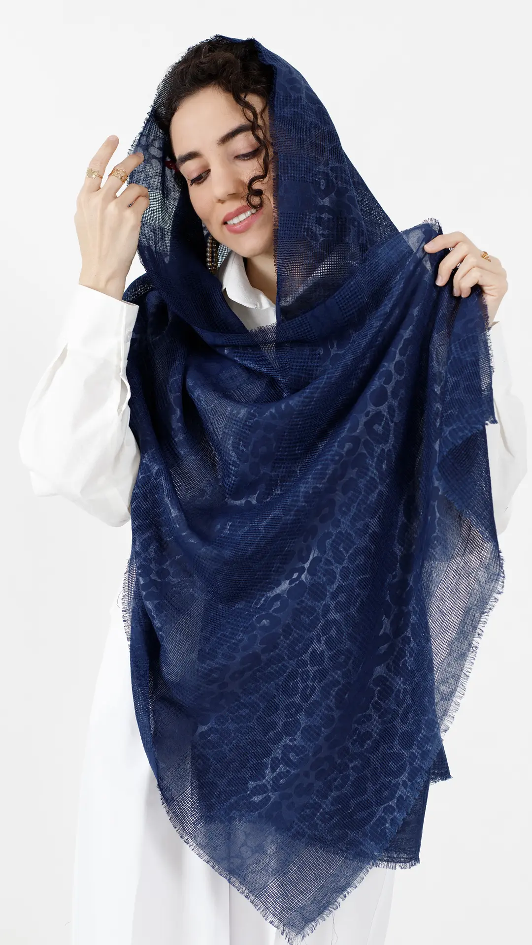 شال حصیری پلنگی رنگ سرمه ای شال حصیری پلنگی رنگ سرمه ای